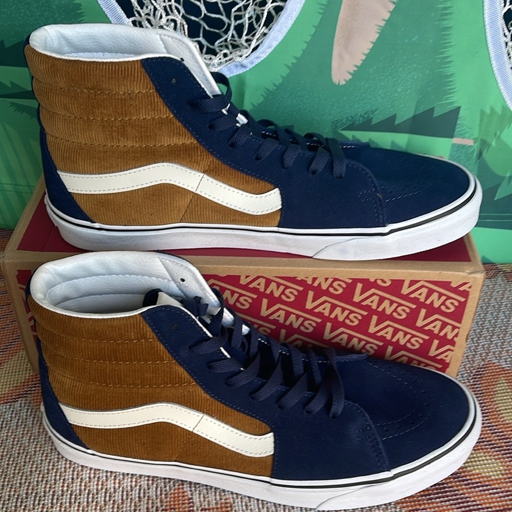 Vans Men’s Sk8-Hi
Mini Cord Blue/Brown
VN0007NS0BO
Sneakers
UNISEX CORDUROY - Picture 4 of 16